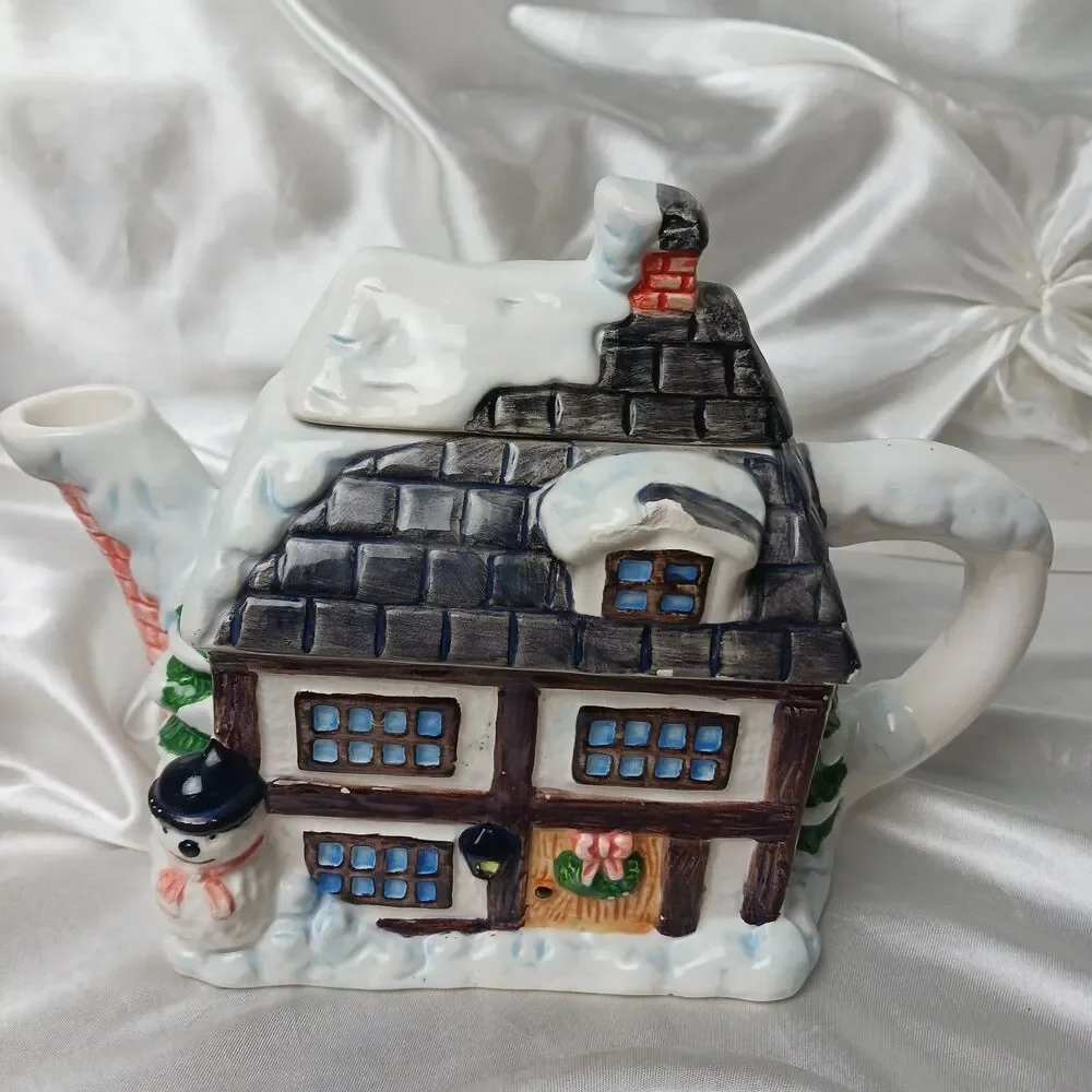 WINTER COTTAGE SCENE TEAPOT